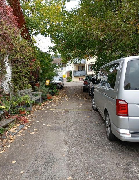 abgestellte Autos in einer engen Straße