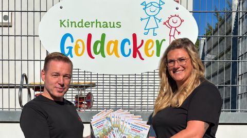 Die Übergabe der Bücher durch Philipp Schütze von Grün&Popp an Julia Schmidt vom Kinderhaus Goldacker