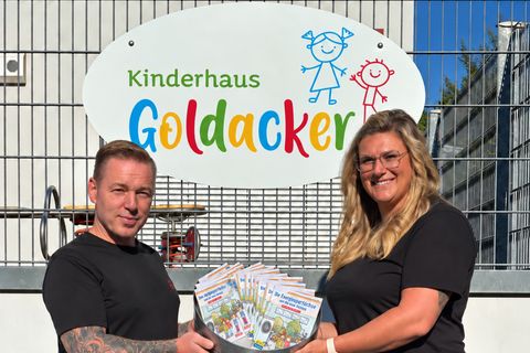 Die Übergabe der Bücher durch Philipp Schütze von Grün&Popp an Julia Schmidt vom Kinderhaus Goldacker