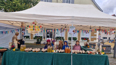 Der Stand des Waldkindergarten Plüderhausen mit Kindern und Verkaufsartikel am Plüderhäuser Flohmarkt 