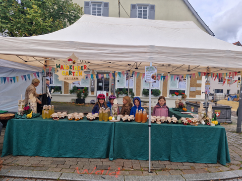 Der Stand des Waldkindergarten Plüderhausen mit Kindern und Verkaufsartikel am Plüderhäuser Flohmarkt 