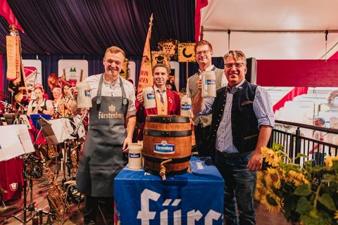 Fassanstich mit BM Treiber, Vertretern des Festkomitees und der Brauerei  Fürstenberg.