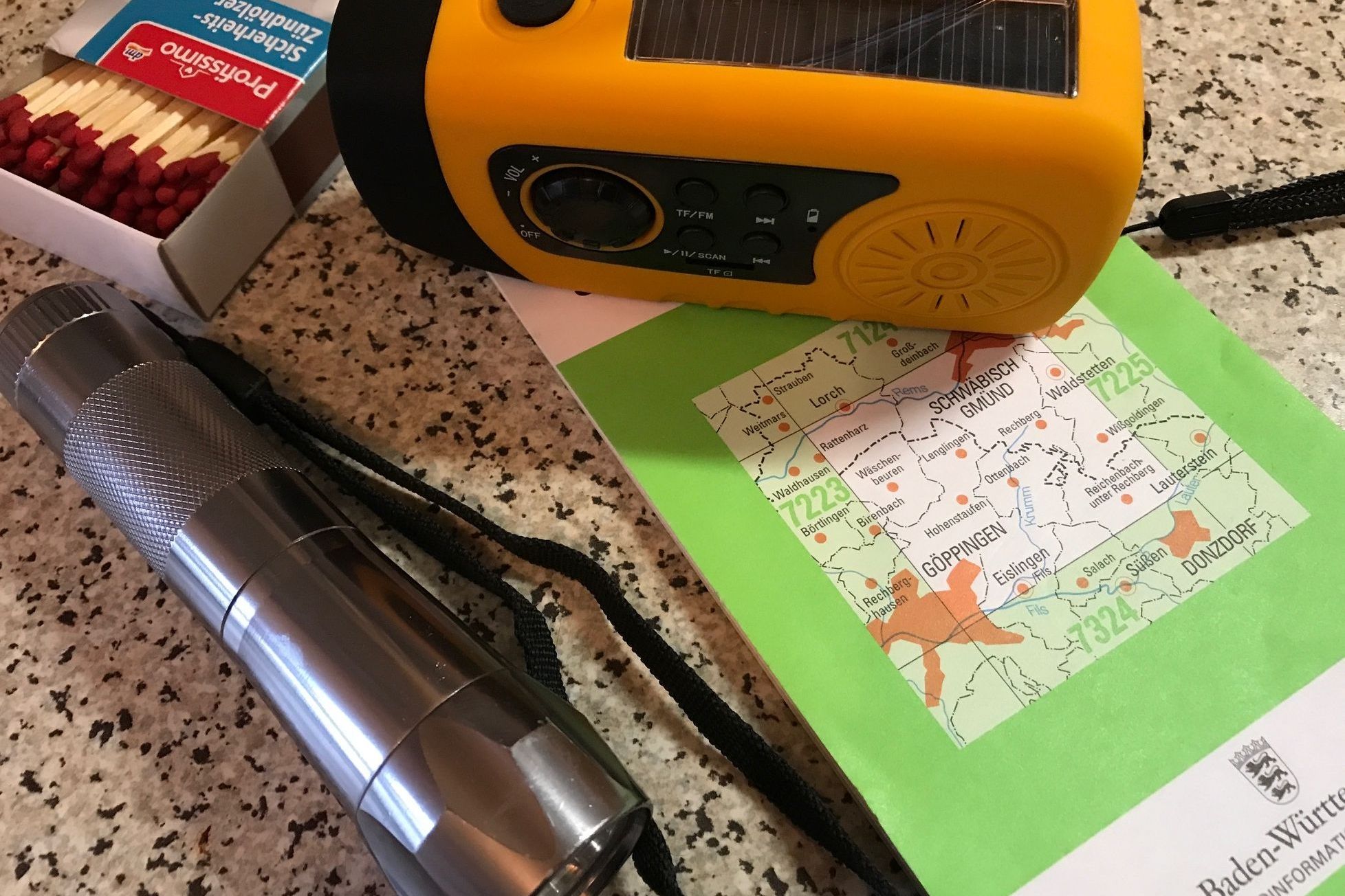 Taschenlampe, Karte, Streichholz und Radio helfen im Notfall weiter