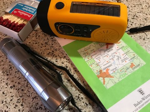 Taschenlampe, Karte, Streichholz und Radio helfen im Notfall weiter