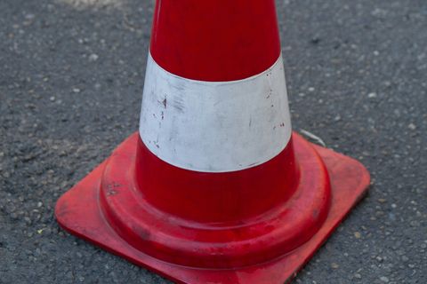 Bild zeigt einen rot weißen Leitkegel auf der Straße