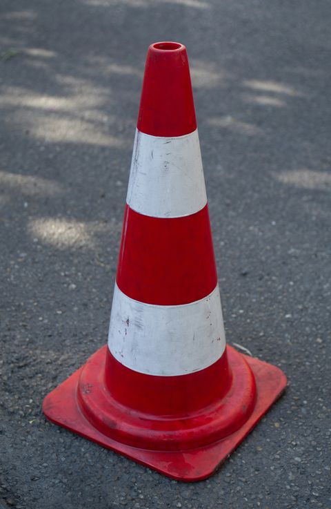 Bild zeigt einen rot weißen Leitkegel auf der Straße