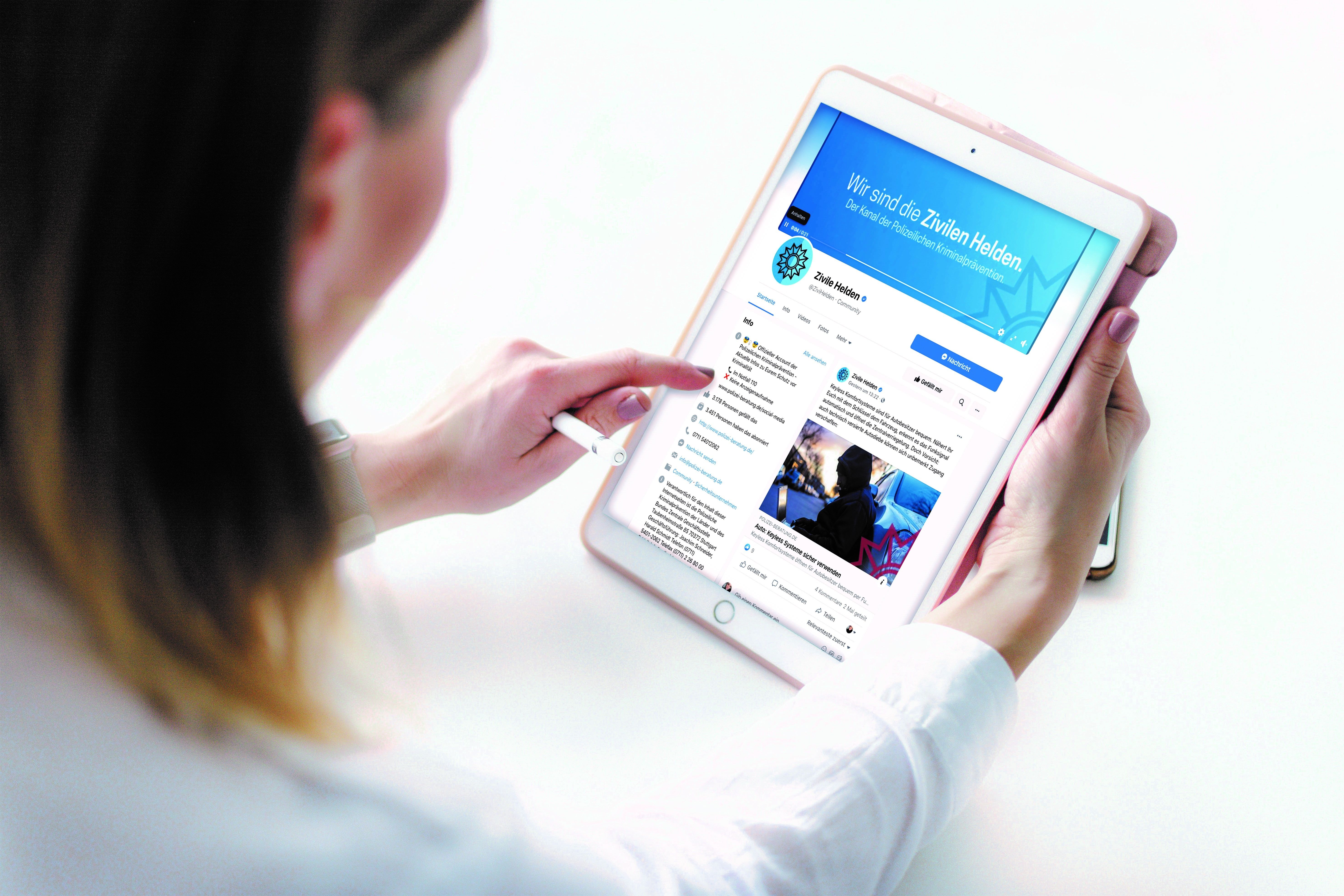 Bild zeigt Frau am Tablett