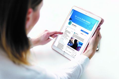 Bild zeigt Frau am Tablett