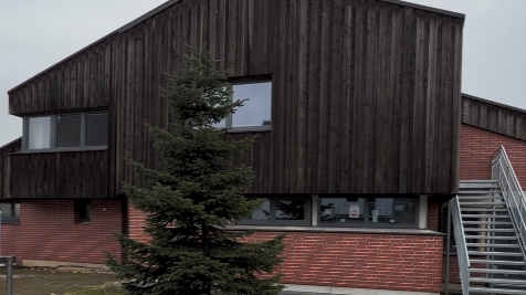 Aussenansicht Kindergarten mit Treppe und Eingangsbereich