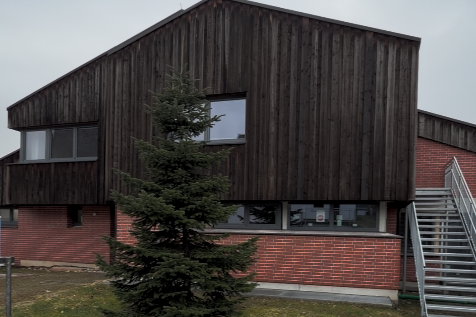 Aussenansicht Kindergarten mit Treppe und Eingangsbereich
