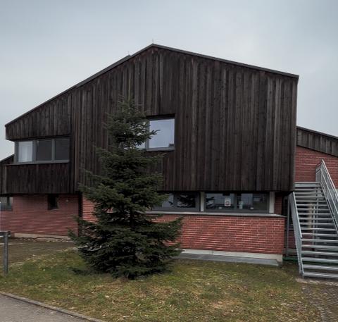 Aussenansicht Kindergarten mit Treppe und Eingangsbereich