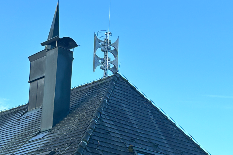 Sirene auf dem Dach des Dorfhauses in Walkersbach