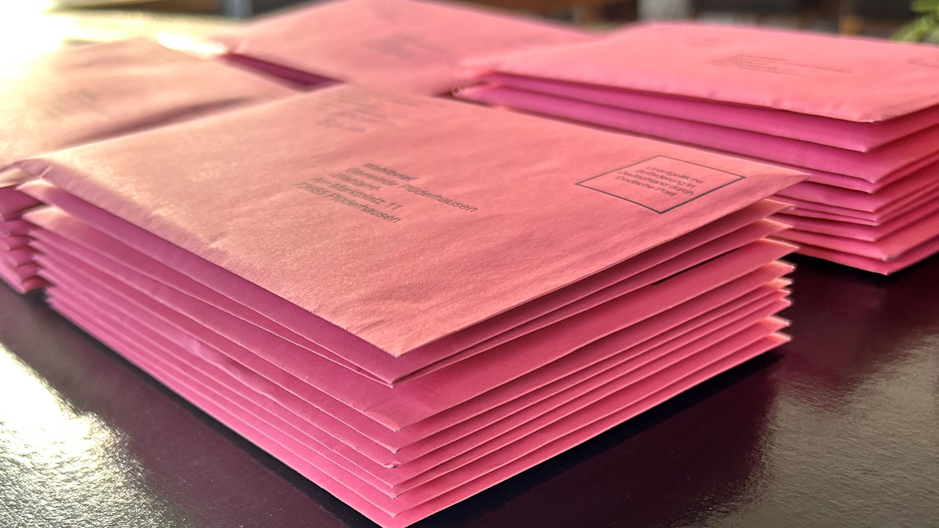 Briefumschläge auf einem Tisch, bereit zum Auszählen