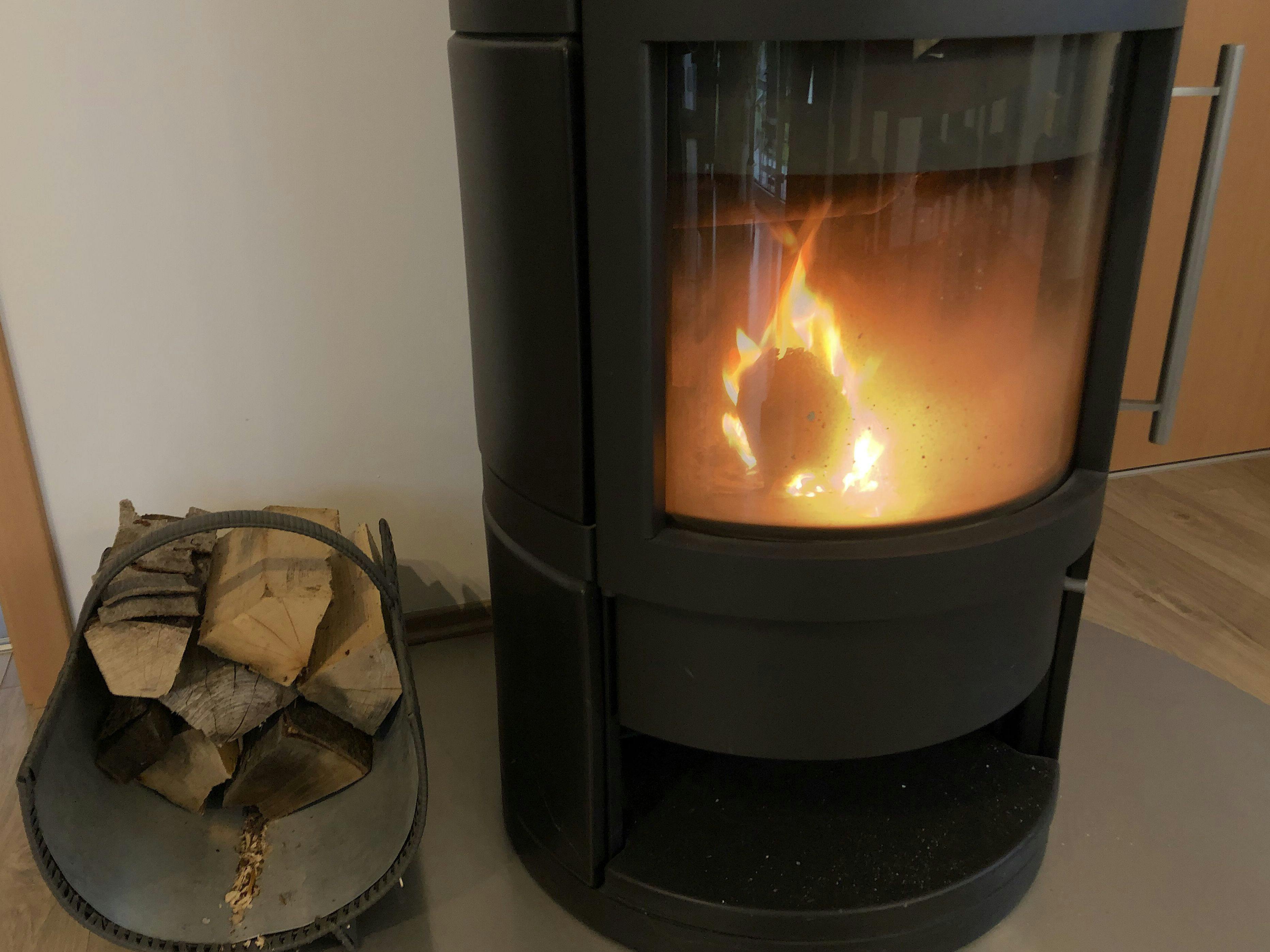 Wenn bei einem Stromausfall die Heizung kalt bleibt, ist ein Kamin eine gute alternative Wärmequelle.