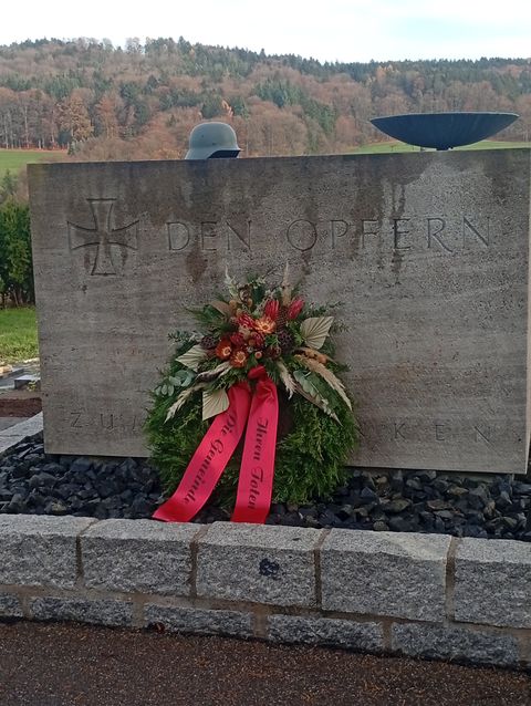 Gedenkstätte am Walkersbacher Friedhof mit Kranz zum Ehren der Toten 