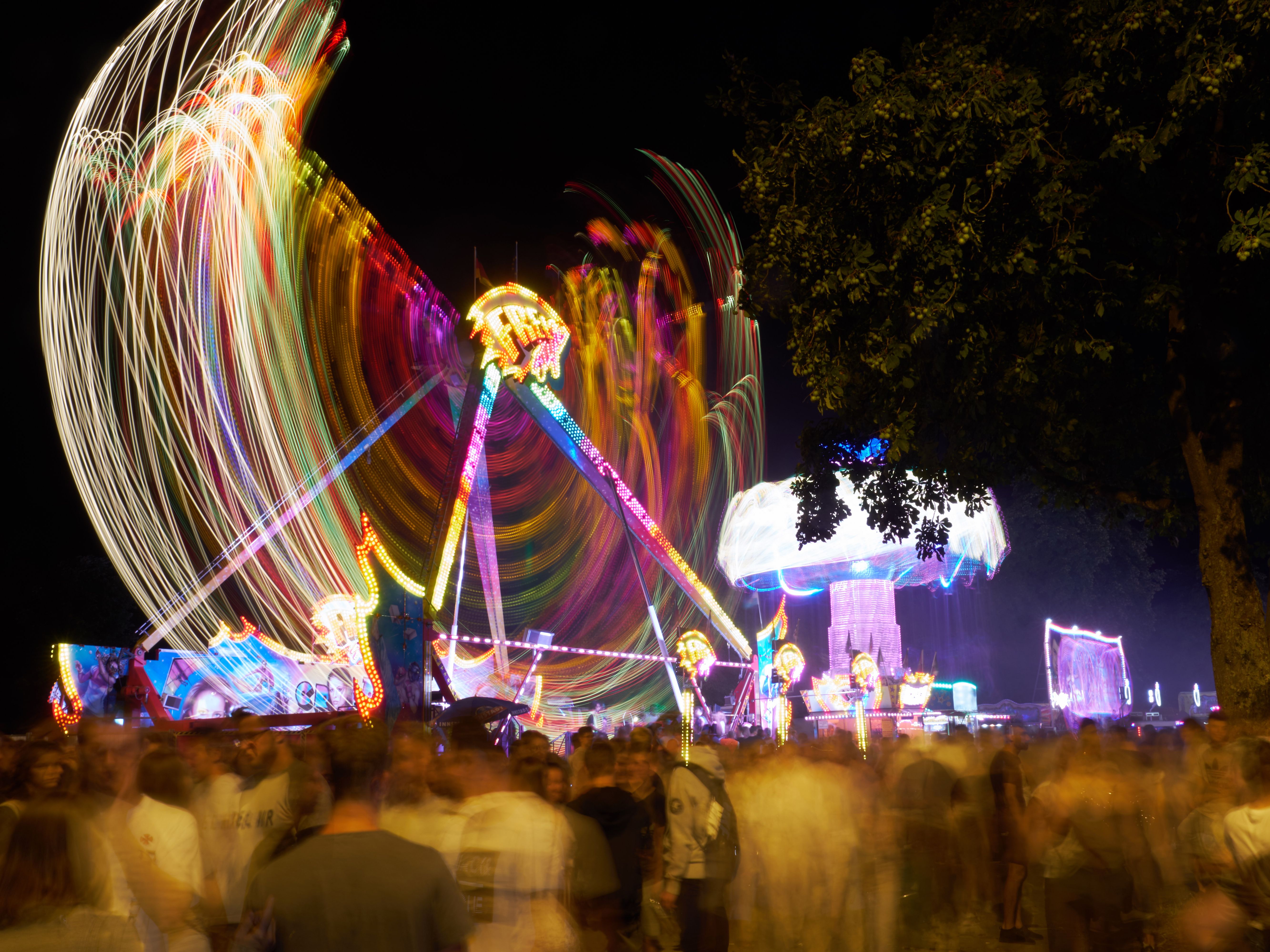 Beleuchtetes Riesenrad bei Nacht