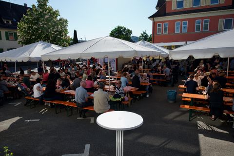 Festbetrieb auf dem Vorplatz am Feuerwehrhaus