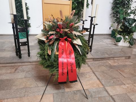 Aussegnungshalle am Friedhof Plüderhausen mit Kranz zum Ehren der Toten 