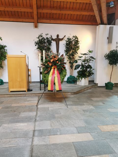Aussegnungshalle am Friedhof Plüderhausen mit Kranz zum Ehren der Toten 