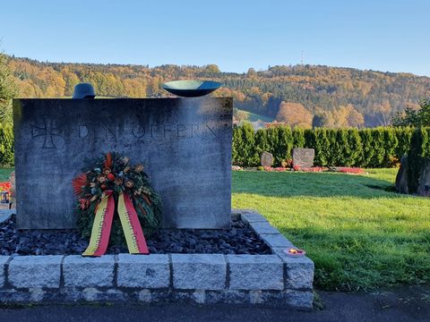 Gedenkstätte am Walkersbacher Friedhof mit Kranz zum Ehren der Toten 