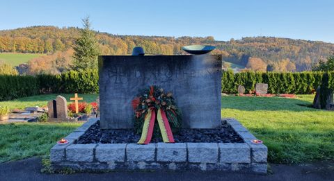 Gedenkstätte am Walkersbacher Friedhof mit Kranz zum Ehren der Toten 